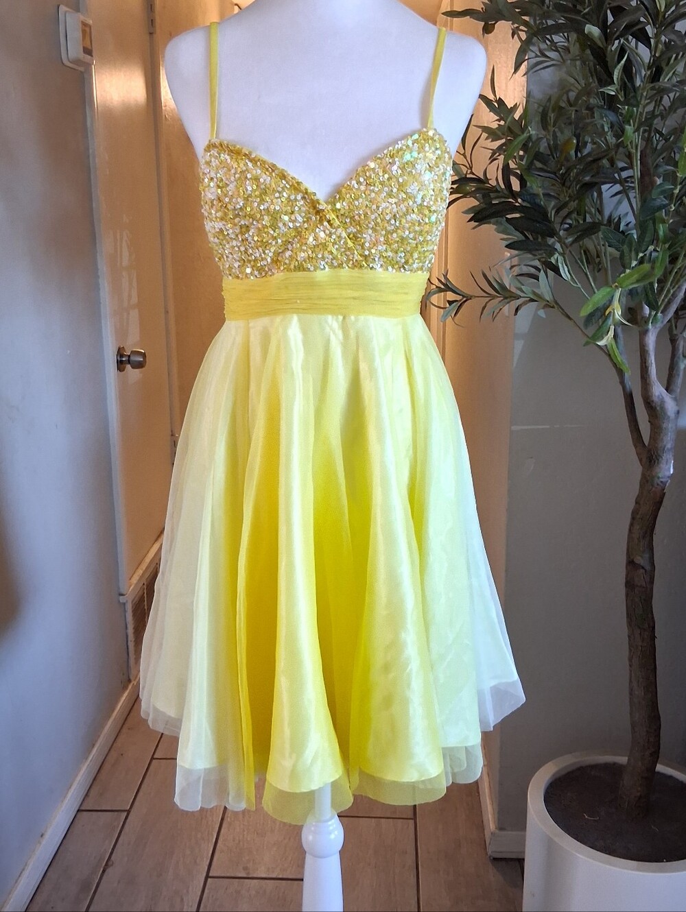 Scala Yellow Sequin Bodice Eveninge Dress Skeeveless Sz10 Party Bridesmaid